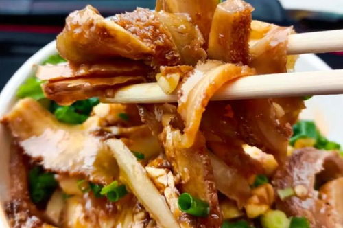 武漢菜市場旁的老味道，牛腰雙拼一絕，環境差來吃的人卻絡繹不絕